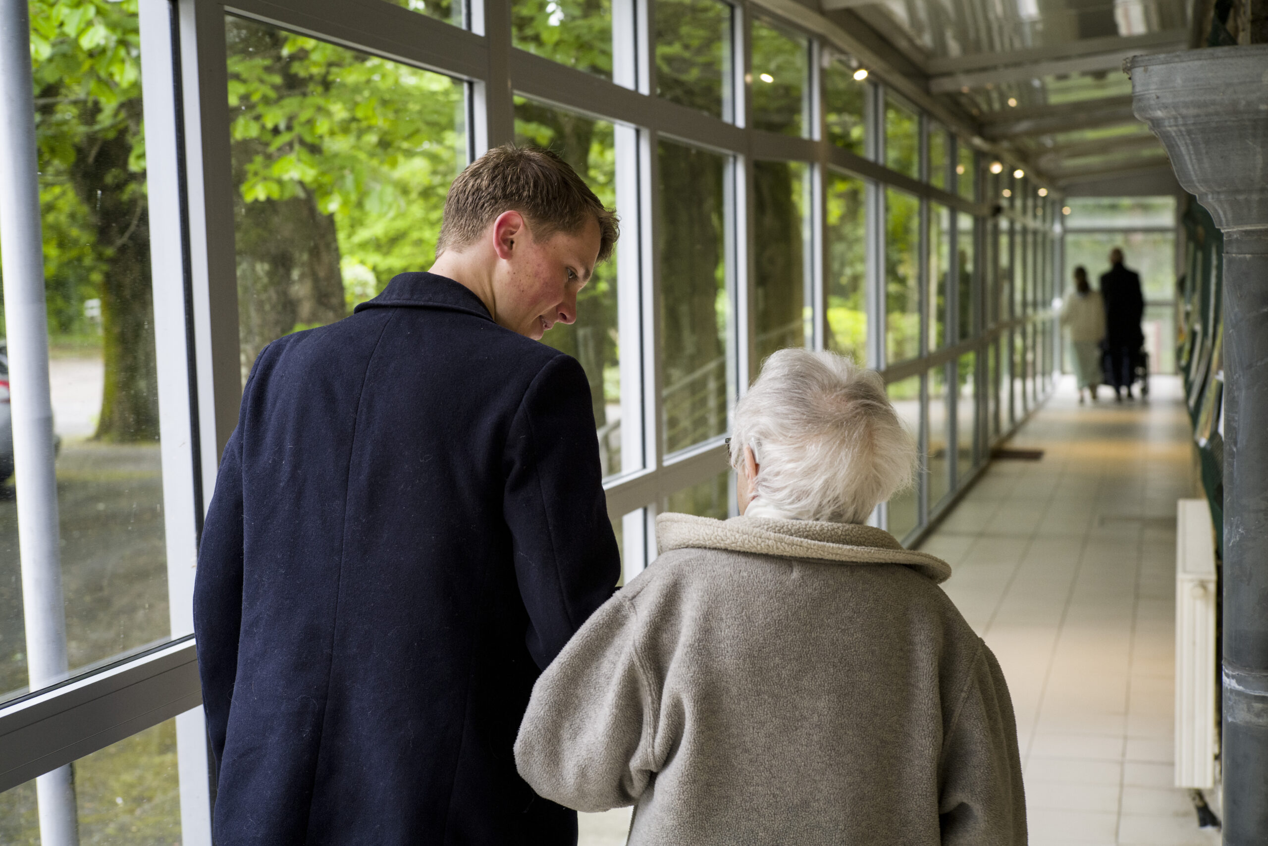 La famille Soubrier assiste à la messe de Paques dans le sanctuaire Saint-Joseph des champs situé juste à coté de leur maison. Maximilien Soubrier accompagne les résidentes de l'EHPAD jusqu'à la chapelle du sanctuaire.